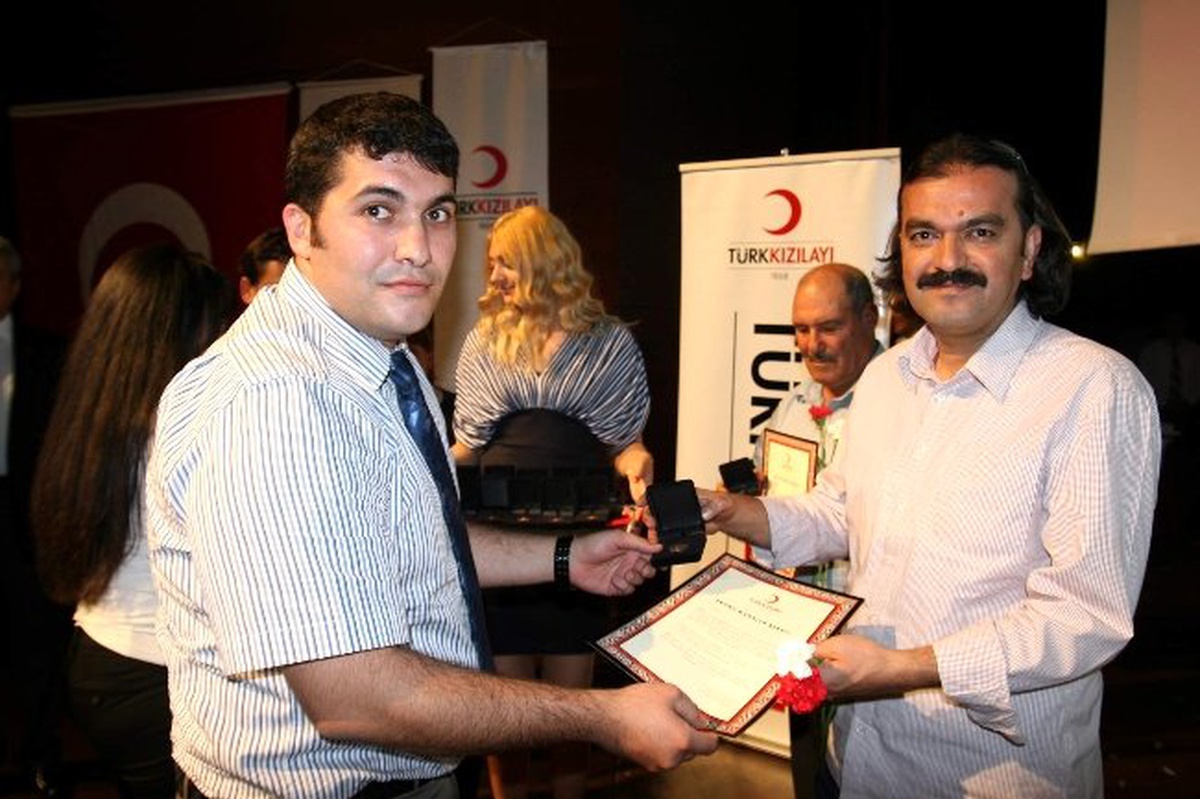Kızılay Düzenli Kan Bağışçılarını Madalya ile Ödüllendirdi
