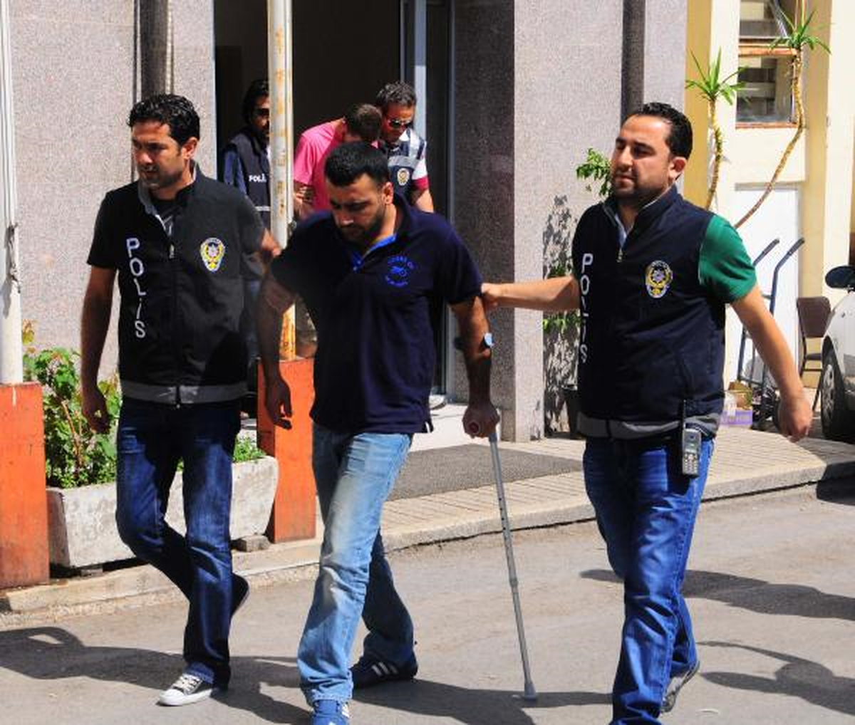 Koltuk Değnekli Şebeke Lideri, M-16 Tüfeği Koşarken Bulmuş