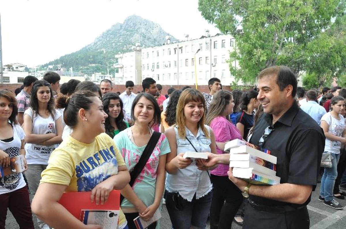 Kozan\'da Öğrencilere Karne Hediyesi