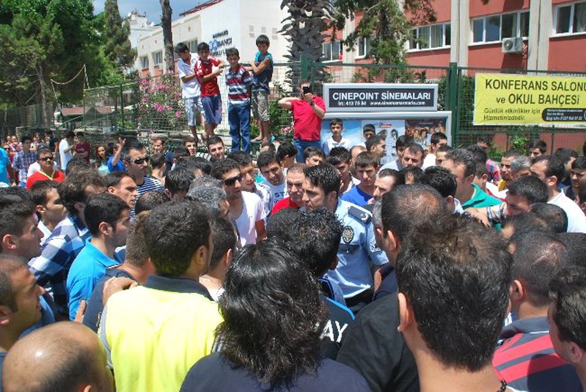 Marmaris\'te Esnaf Sokağa Döküldü