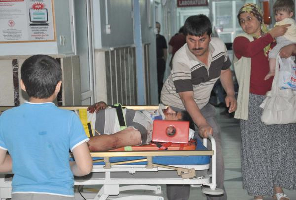 Minibüs Motosiklete Çarptı: 2 Yaralı