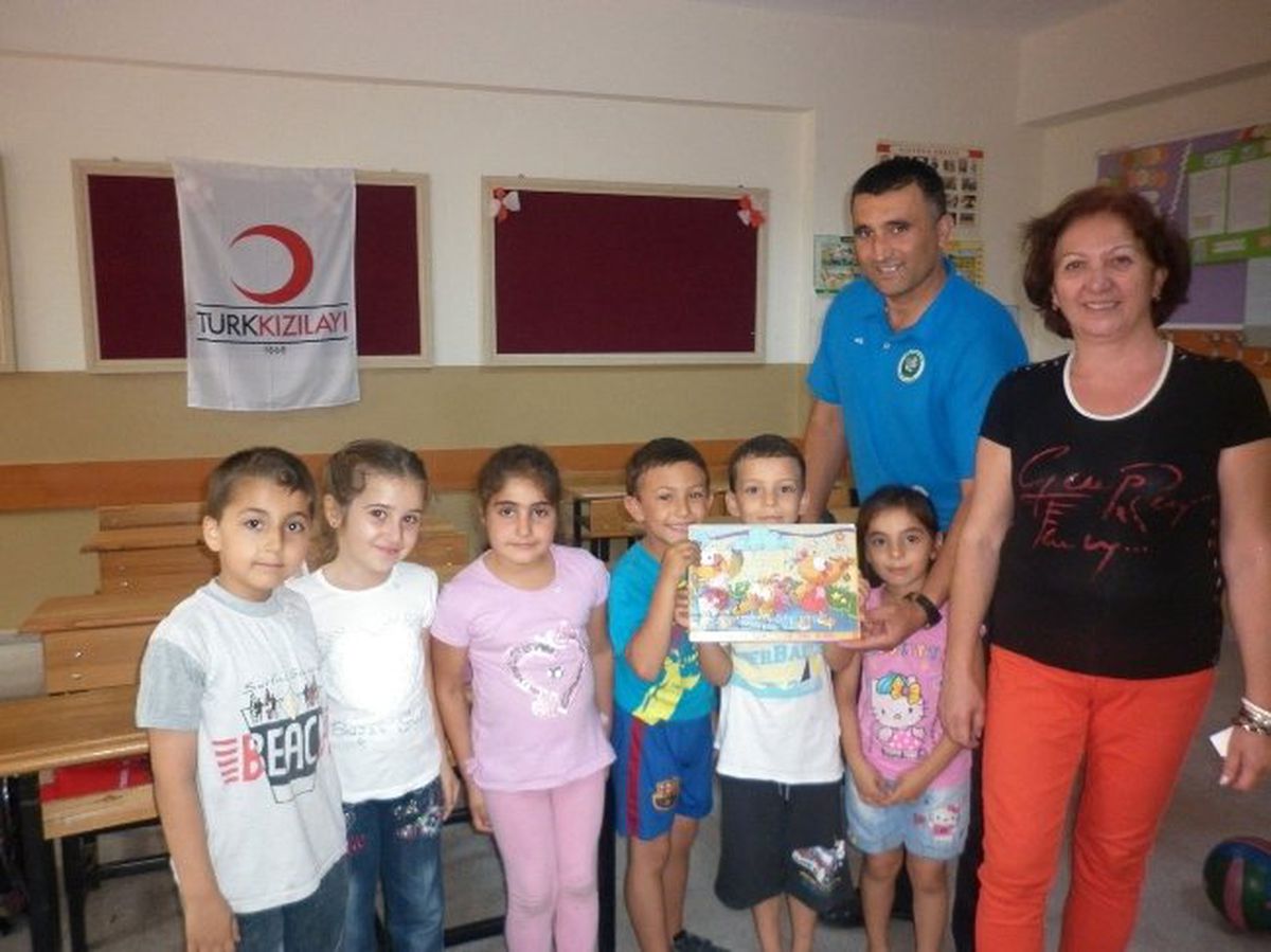Minik Öğrenciler Kumbaralarındaki Birikimlerini Kızılay\'a Bağışladı