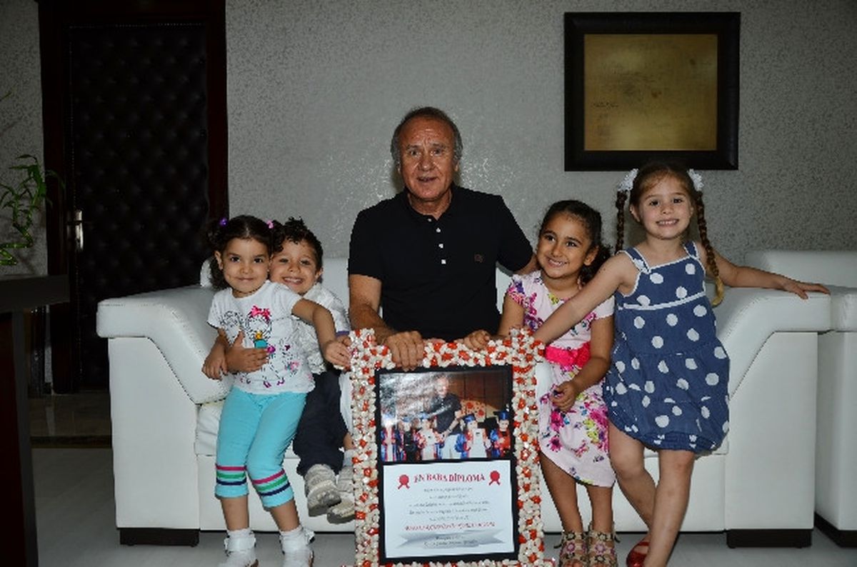 Miniklerden Başkan Evcilmen\'e "Babalar Günü" Sürprizi