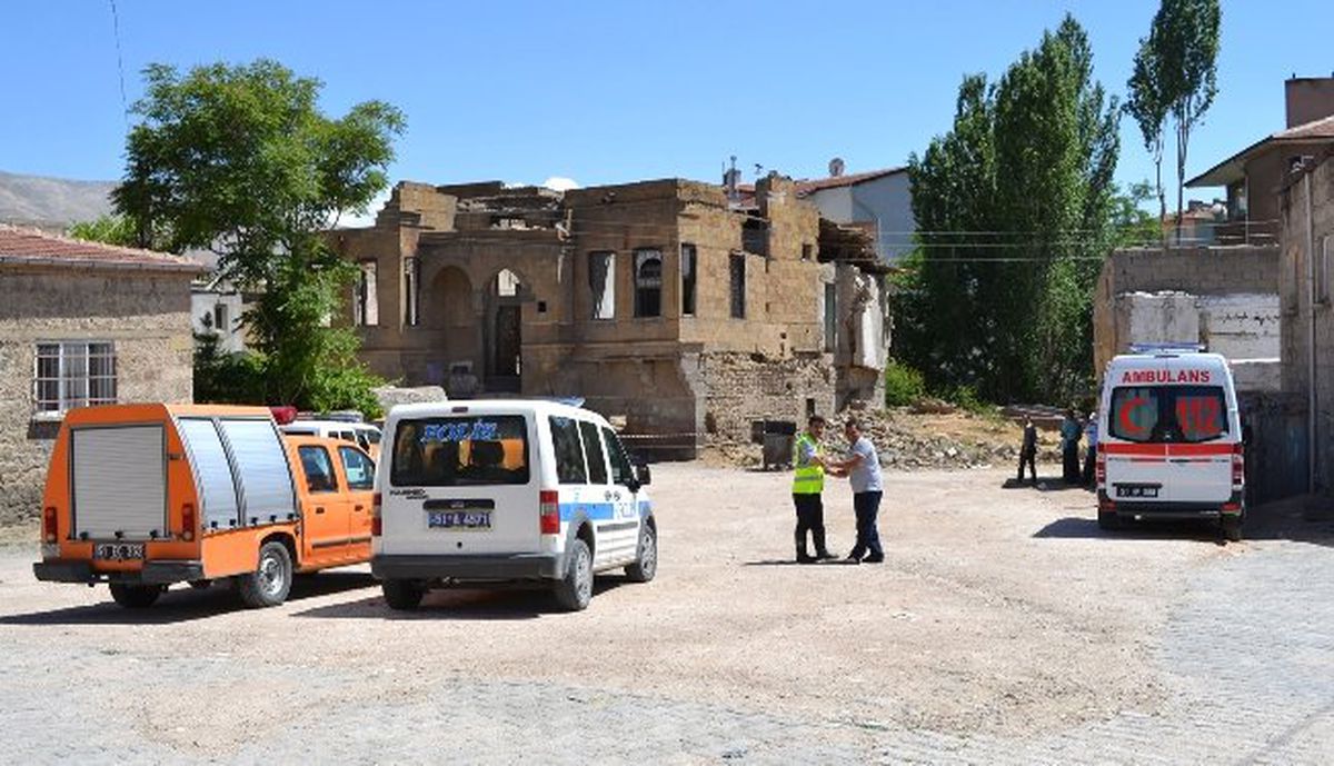 Niğde\'de Tarihi Binanın Çatısı Çöktü