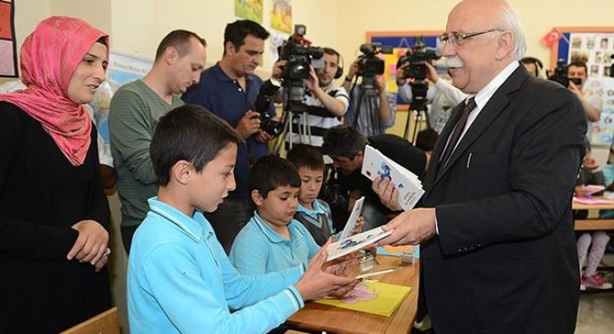 Öğrenciler Karnelerini Bakanın Elinden Aldılar