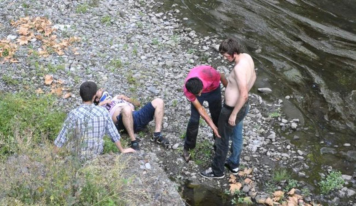 Otomobil Dereye Uçtu: 4 Yaralı