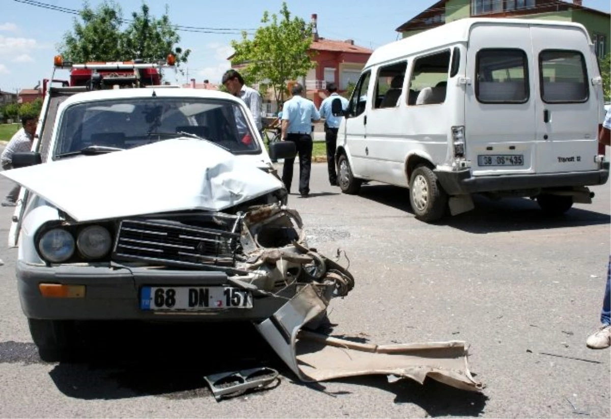 Otomobil Minibüsle Çarpıştı: 5 Yaralı