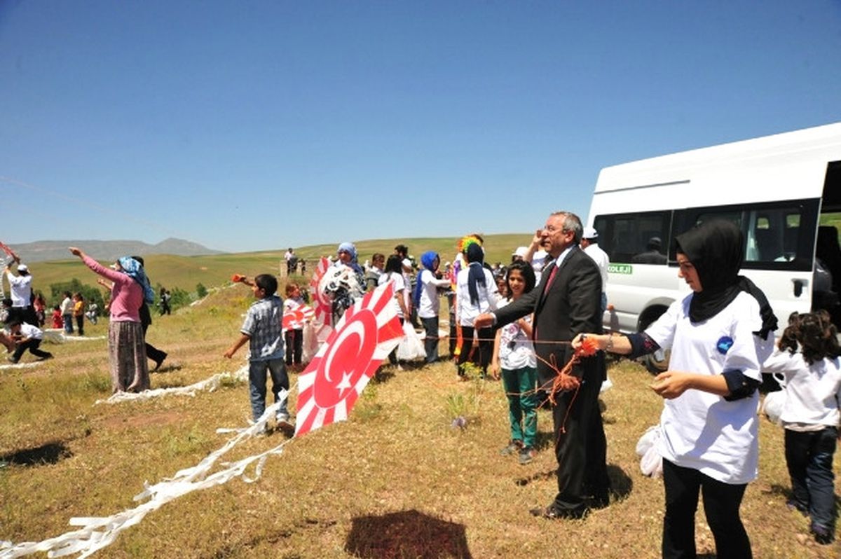 Rektörü Battal, Önce Karne Dağıttı Ardından da Uçurtma Uçurdu