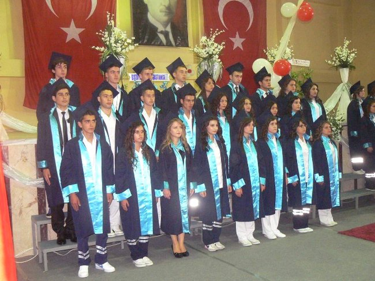 Sağlık Meslek Lisesi'nde Mezuniyet Coşkusu