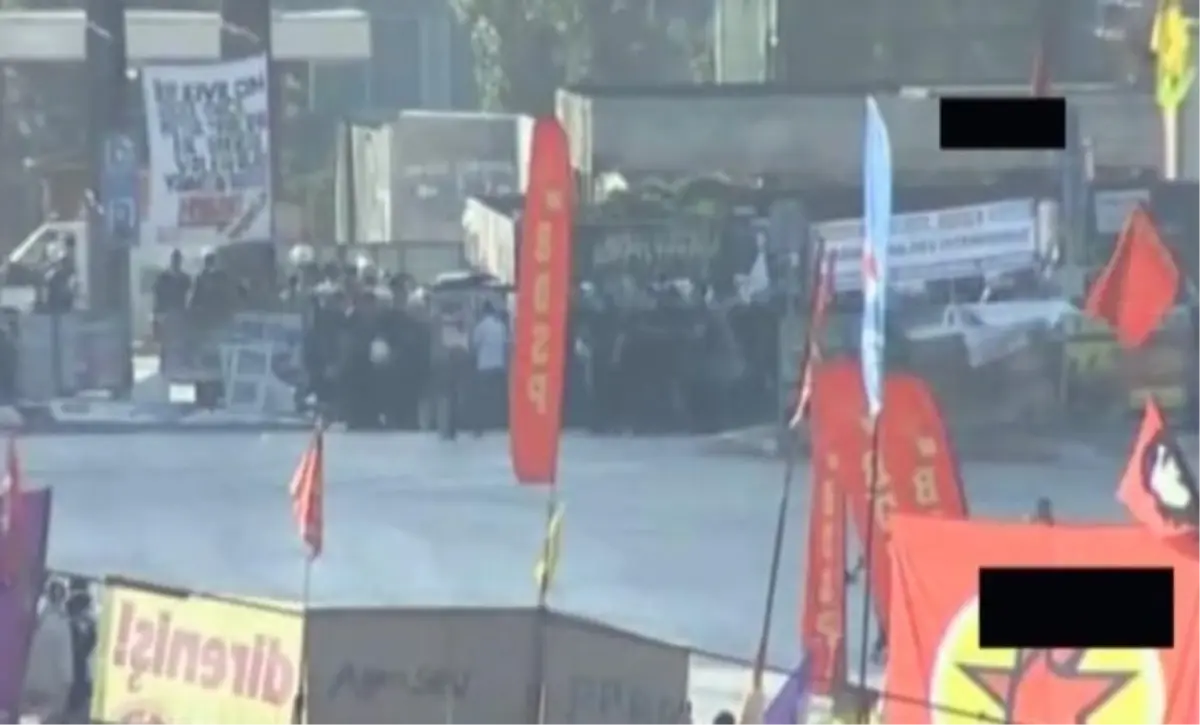 Polis Olduğu İddia Edilen Eylemci Kamerada!