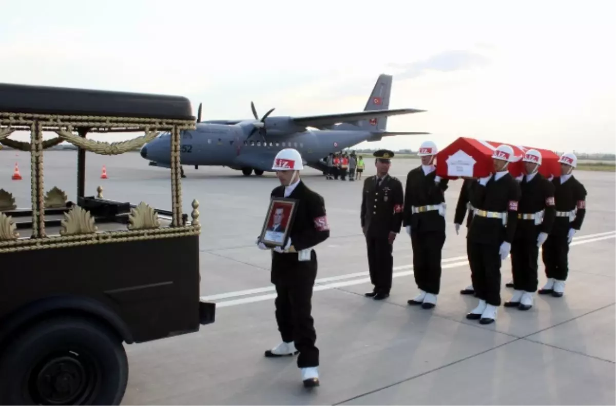 Şehit Astsubayın Cenazesi Memleketi Balıkesir\'e Getirildi
