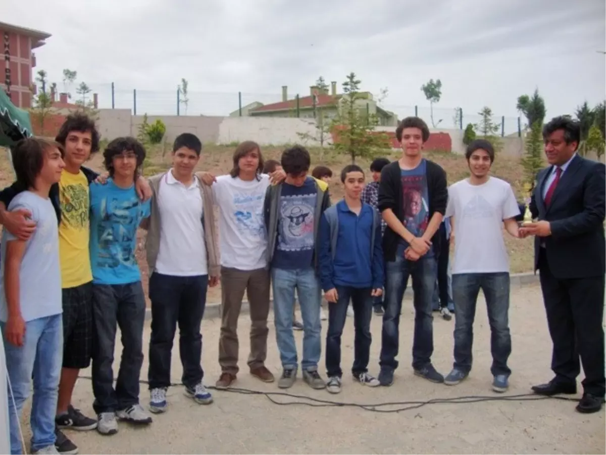 Şehit Savaş Kubaş Anadolu Lisesi'nde Coşkulu Gençlik Şöleni