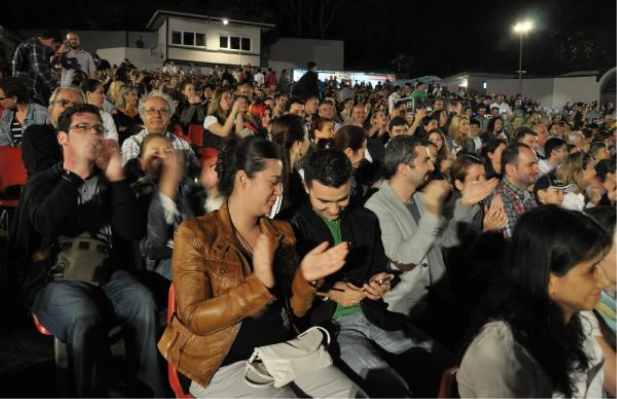Seyircilerden Bregovic Konserinde Taksim\'e Destek Sloganları