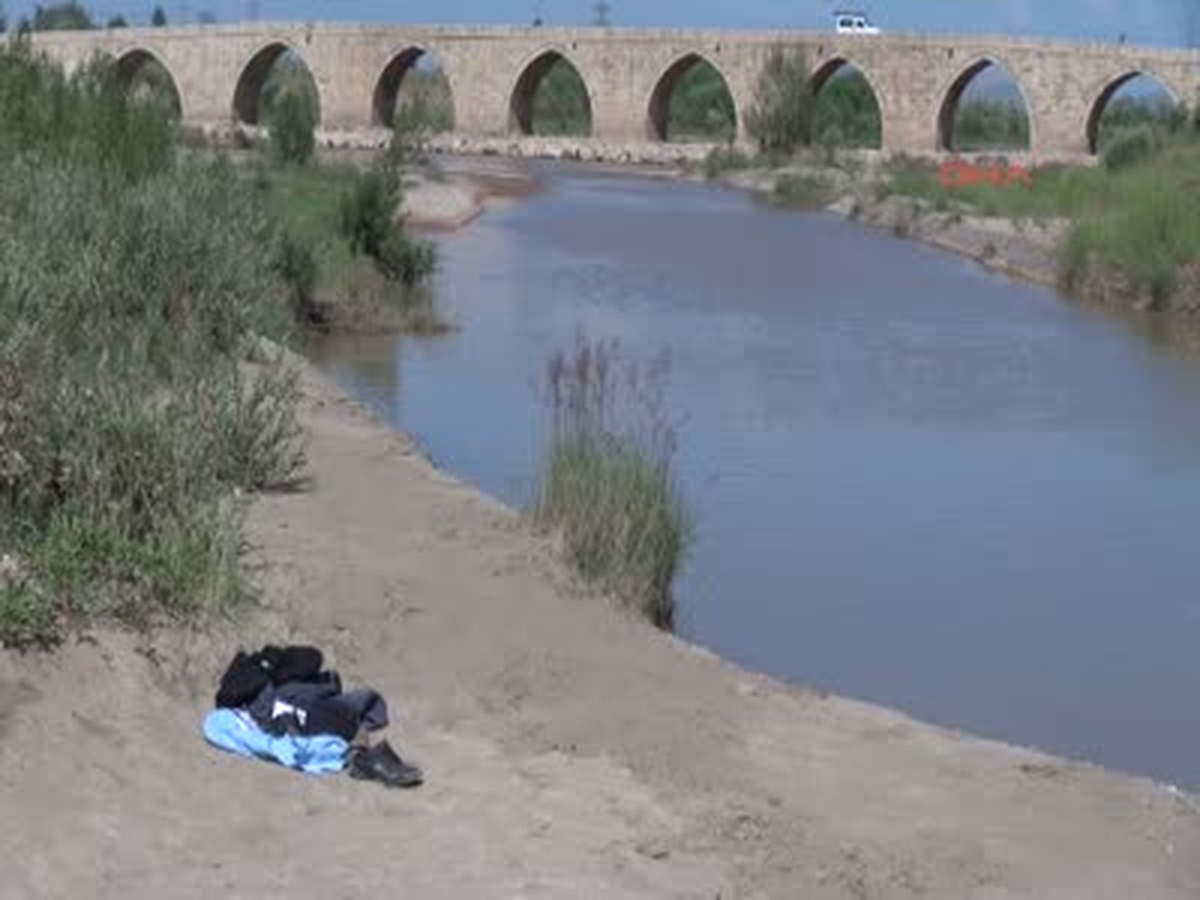 Sivas Karneyi Alıp Serinlemeye Kızılırmak\'a Giden Liseli Boğuldu Karneyi Alıp Serinlemeye...