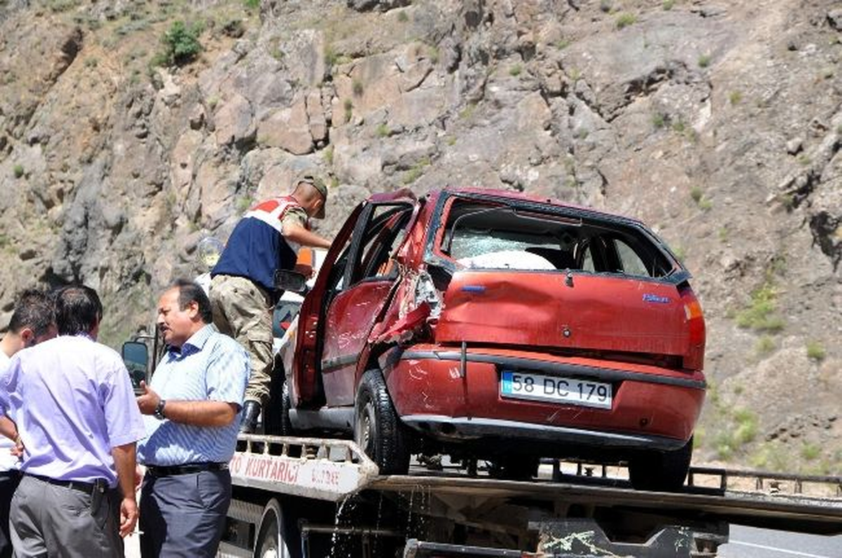 Sivas'ta Trafik Kazası: 3 Yaralı