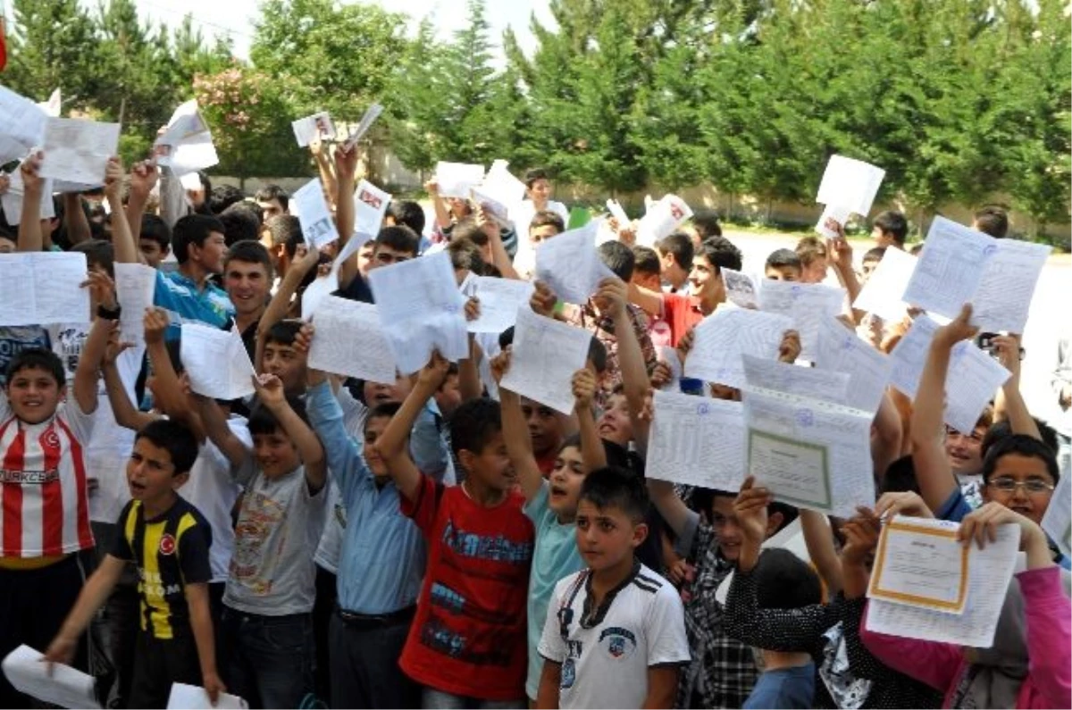 Suşehri\'nde 6 Bin Öğrenci Karne Heyecanı Yaşadı