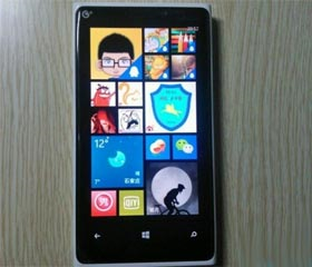 Suya Dayanıklı Windows Phone 8 Telefonu