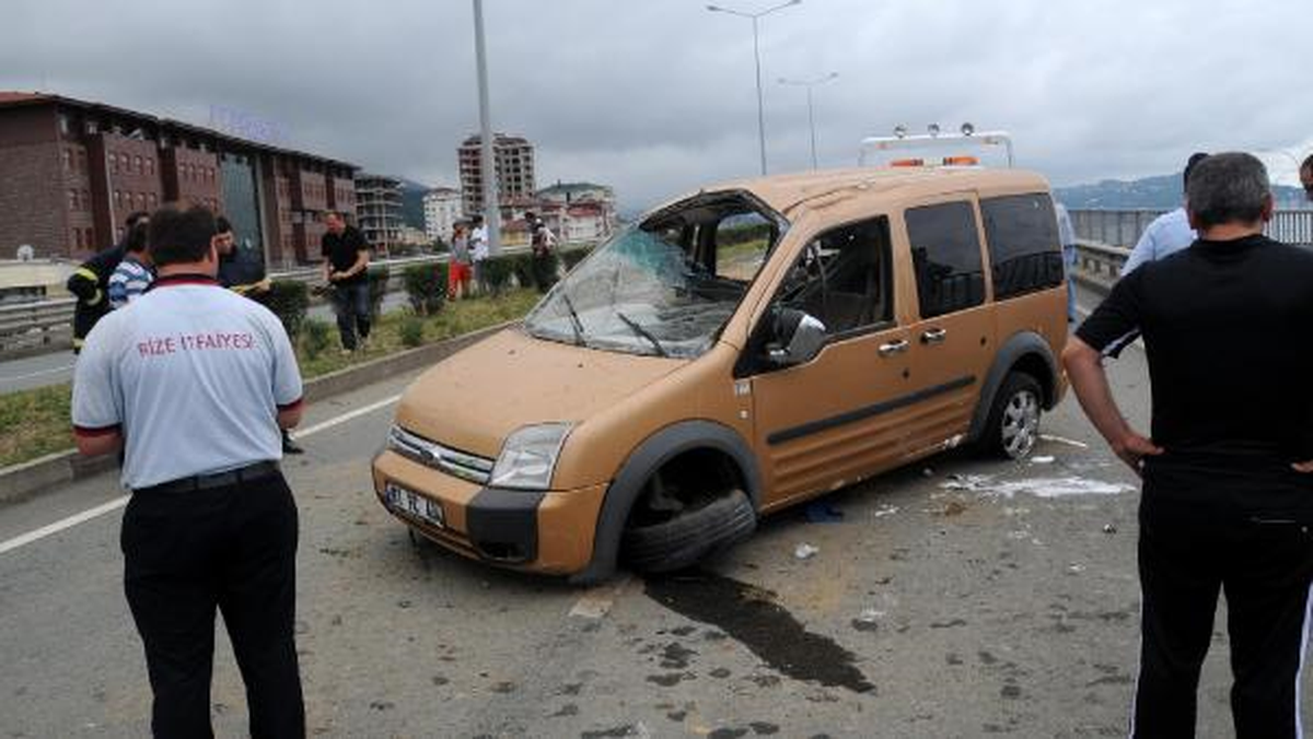 Takla Atan Araçtaki 5 Kişi Yaralandı