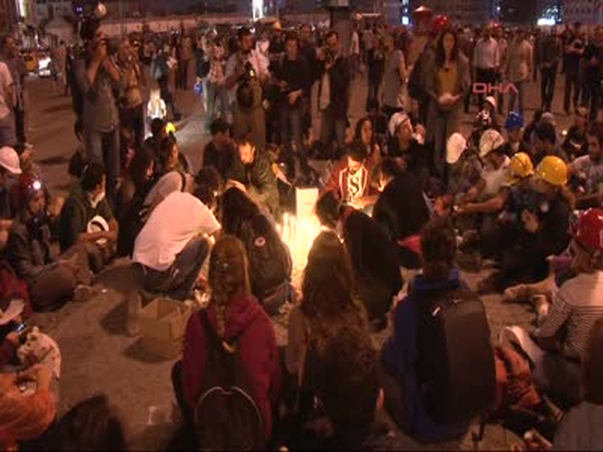 Taksim\'de Ölen ve Yaralananlar İçin Mum Yaktılar Taksim\'de Ölen ve Yaralananlar İçin Mum Yaktılar