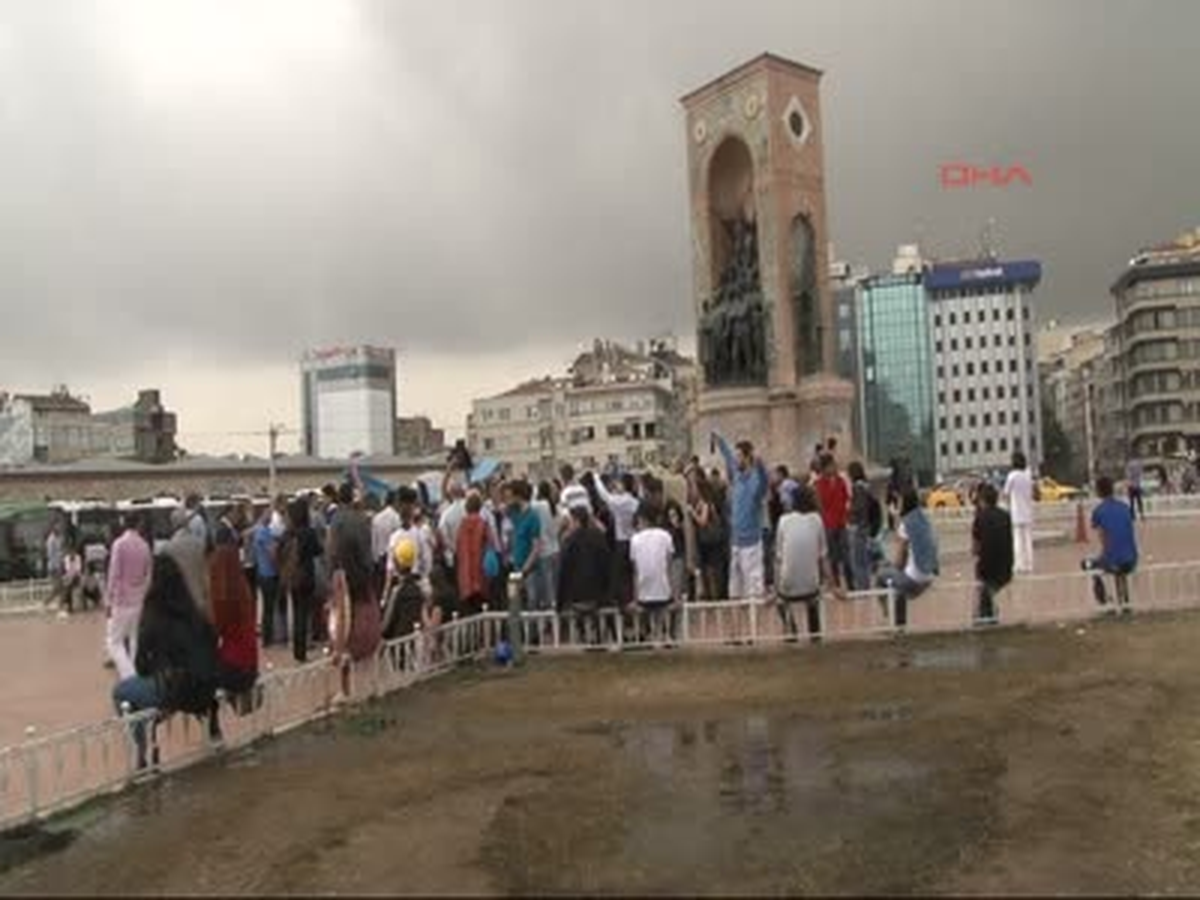 Taksim\'deki Piyanolu Konser Devam Ediyor Kamera.