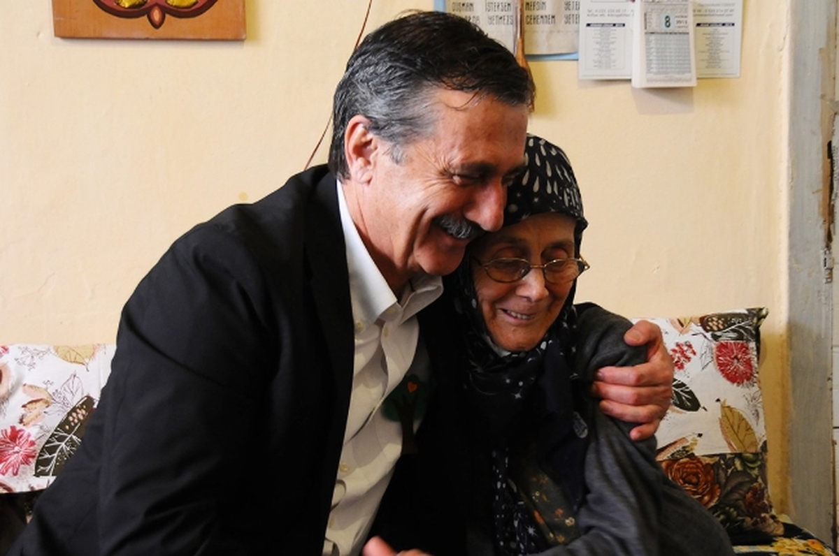Tebev\'le Yaşlıların Yüzü Güldü