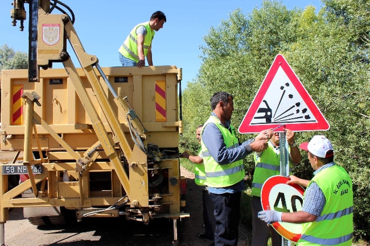 Trafik ve Bilgi İşareti Levha Montaj Çalışmaları Devam Ediyor
