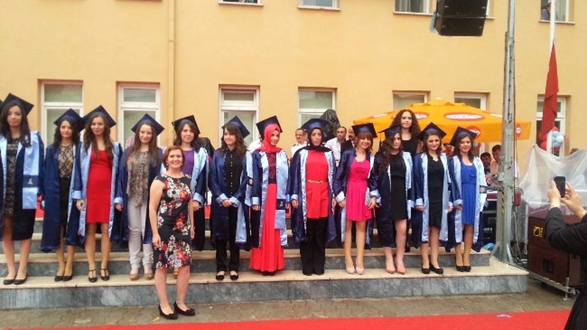 Yağmur Altında Mezuniyet Coşkusu