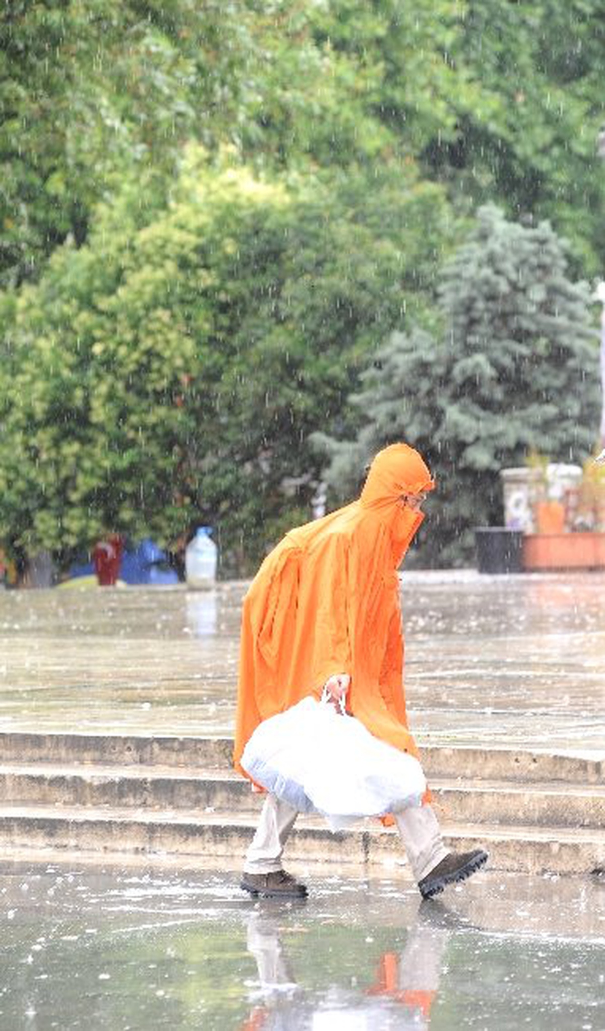 Yağmura Rağmen Gezi Parkı\'nda Bekleyiş Sürüyor