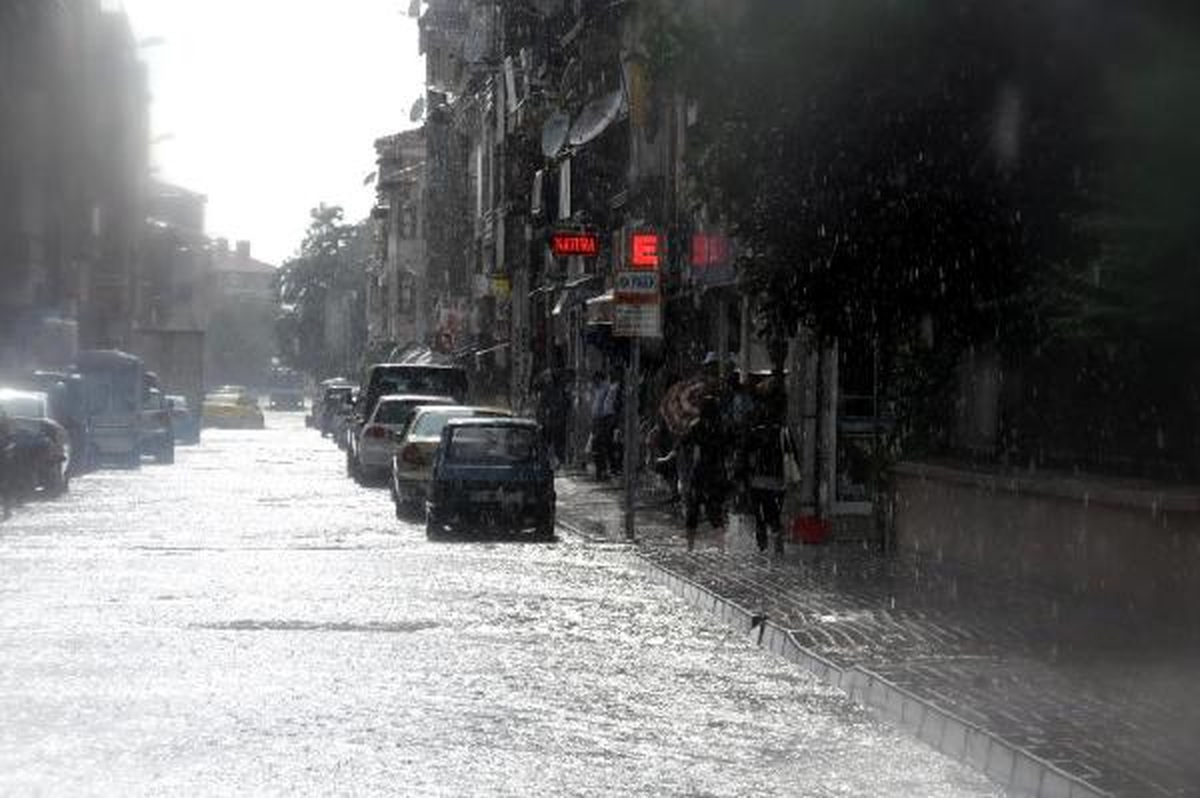15 Dakikalık Yağmur, Sokakları Göle Çevirdi