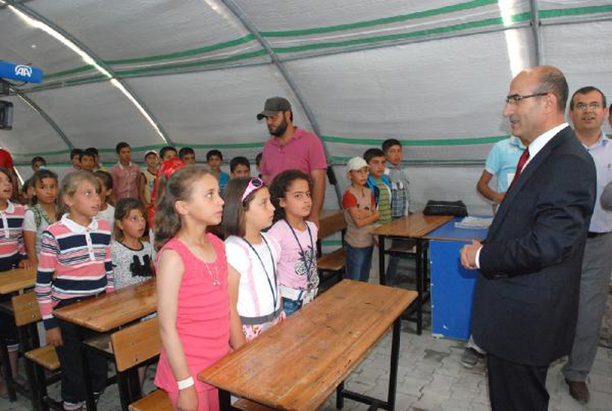 Adıyaman\'da Çadır Kentte Karne Sevinci