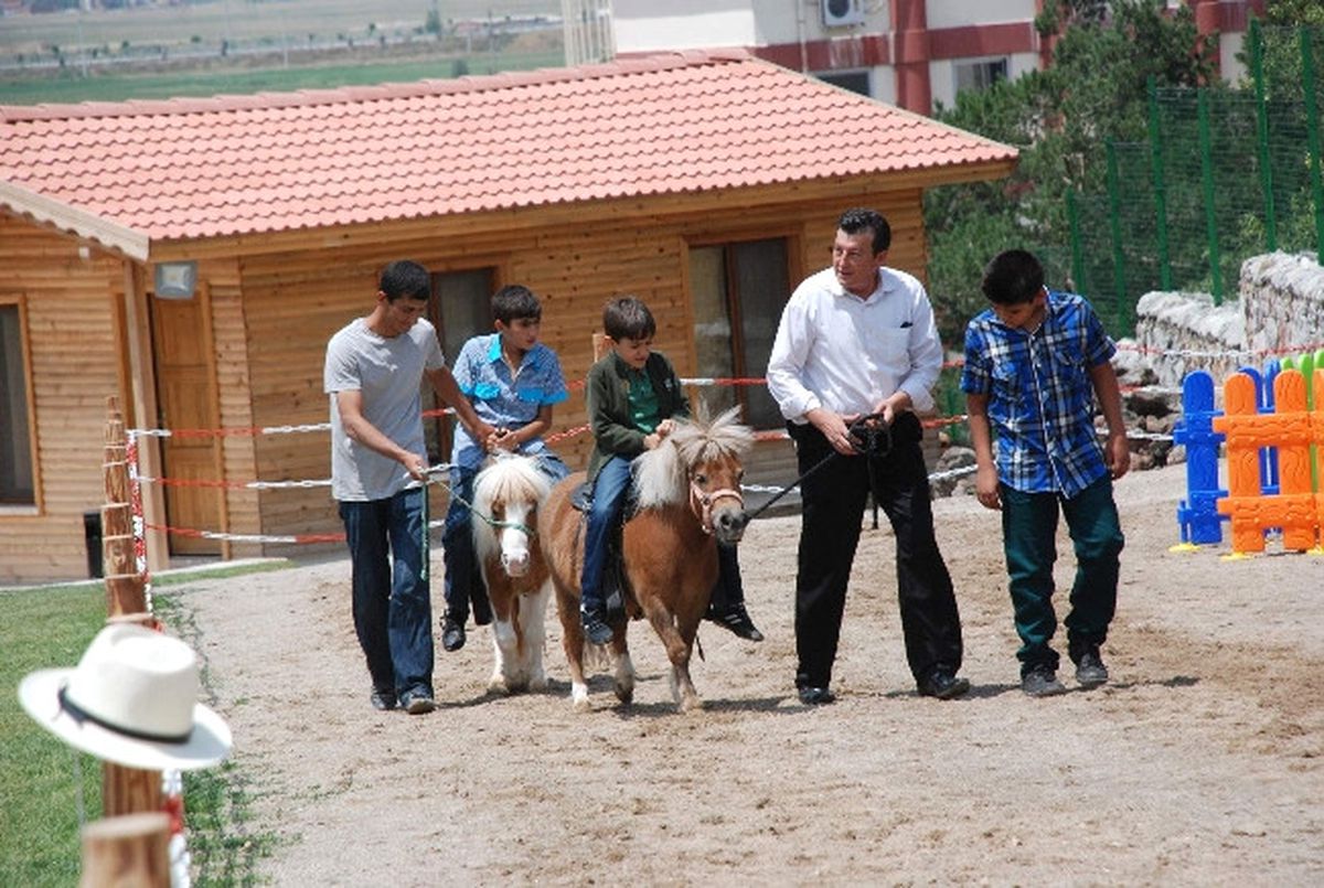 Afyonkarahisar\'da Kahramanların Çocuklarına Karne Hediyesi