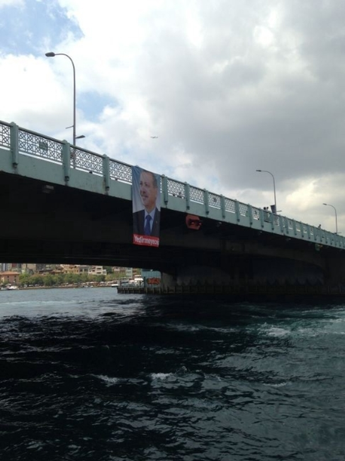 Ak Partililerden Başbakan Erdoğan\'a Dev Posterli Karşılama