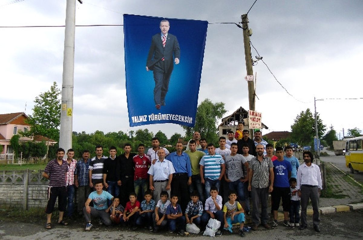 Başbakan\'a Destek İçin Pankart Astılar