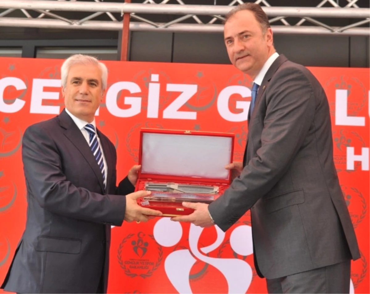 Cengiz Göllü Voleybol Salonu Kapılarını Açtı