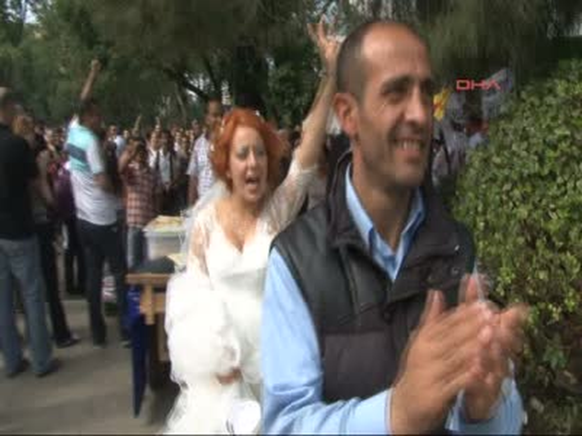 Düğünden Sonra Geldikleri İlk Yer \'Gezi Parkı\' Oldu