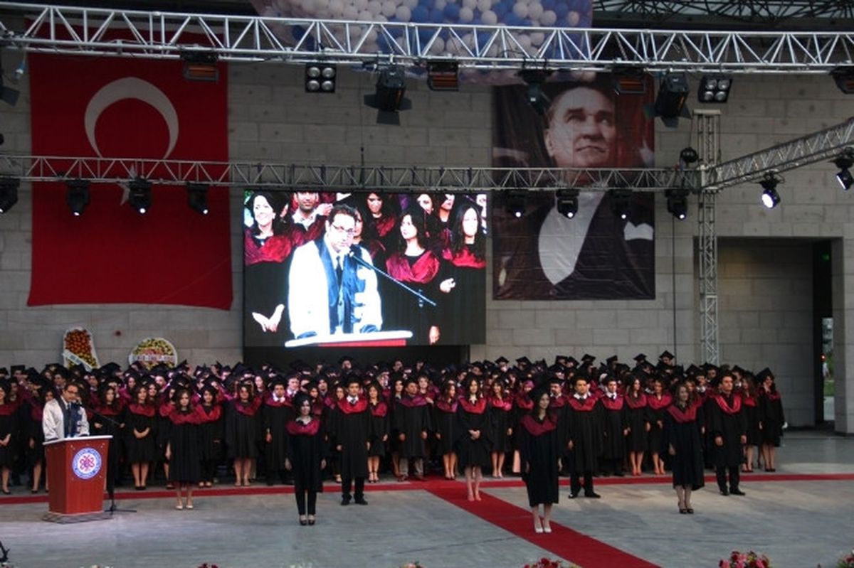 Ege Üniversitesi Tıp Fakültesi 250 Mezununu Sağlık Ordusuna Uğurladı