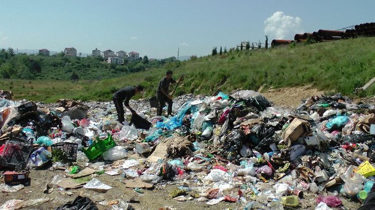 Ekmeklerini Çöpten Kazanıyorlar