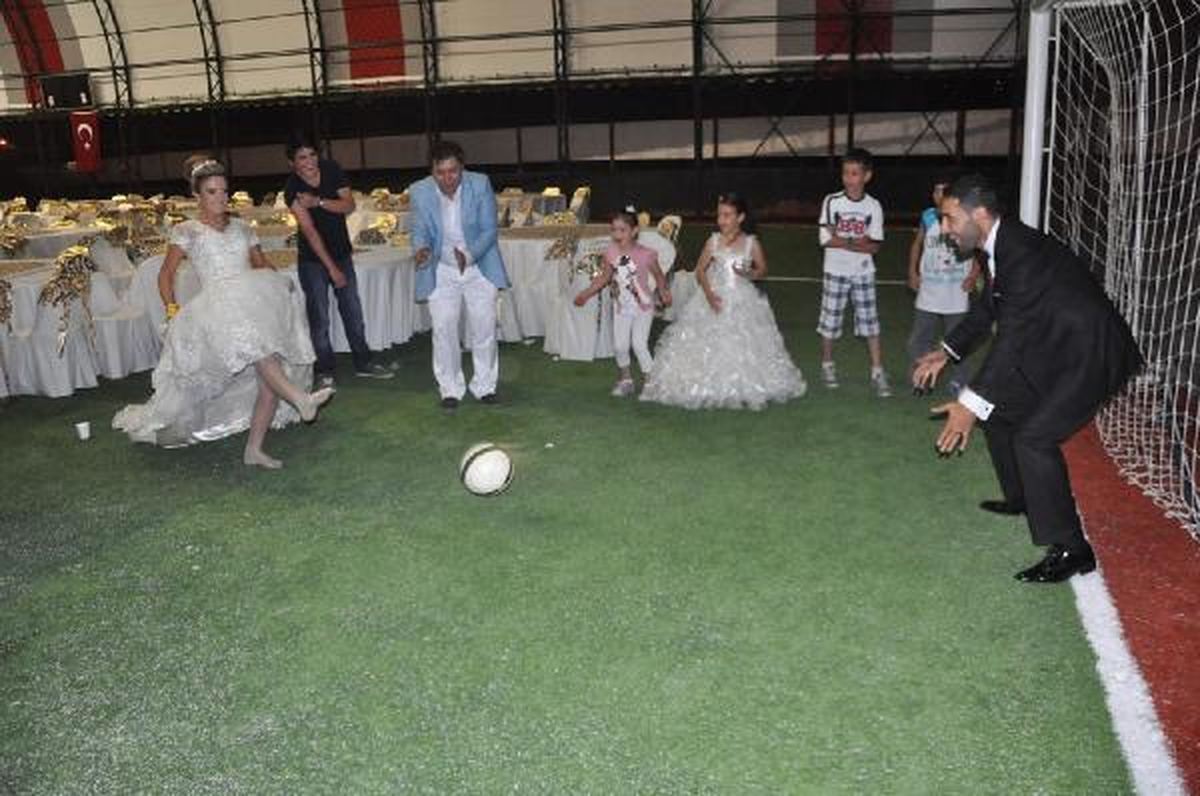 Eski Futbolcu Düğününü Halı Sahada Yaptı, Eşi Penaltı Attı