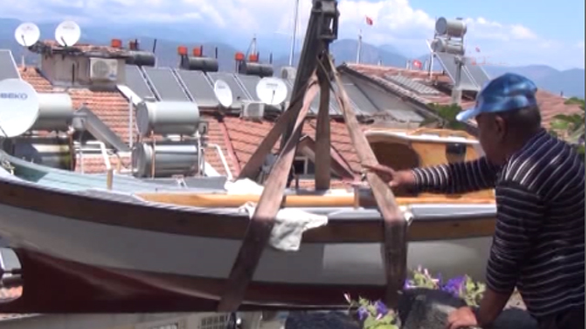 Fethiye Balkonda Yaptığı Tekneyi Denize Vinçle İndirdi Balkonda Yaptığı Tekneyi Denize Vinçle...