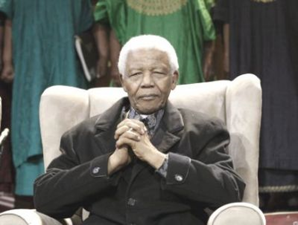 Gazeteciler Mandela\'nın Evi Önünde Bekliyor