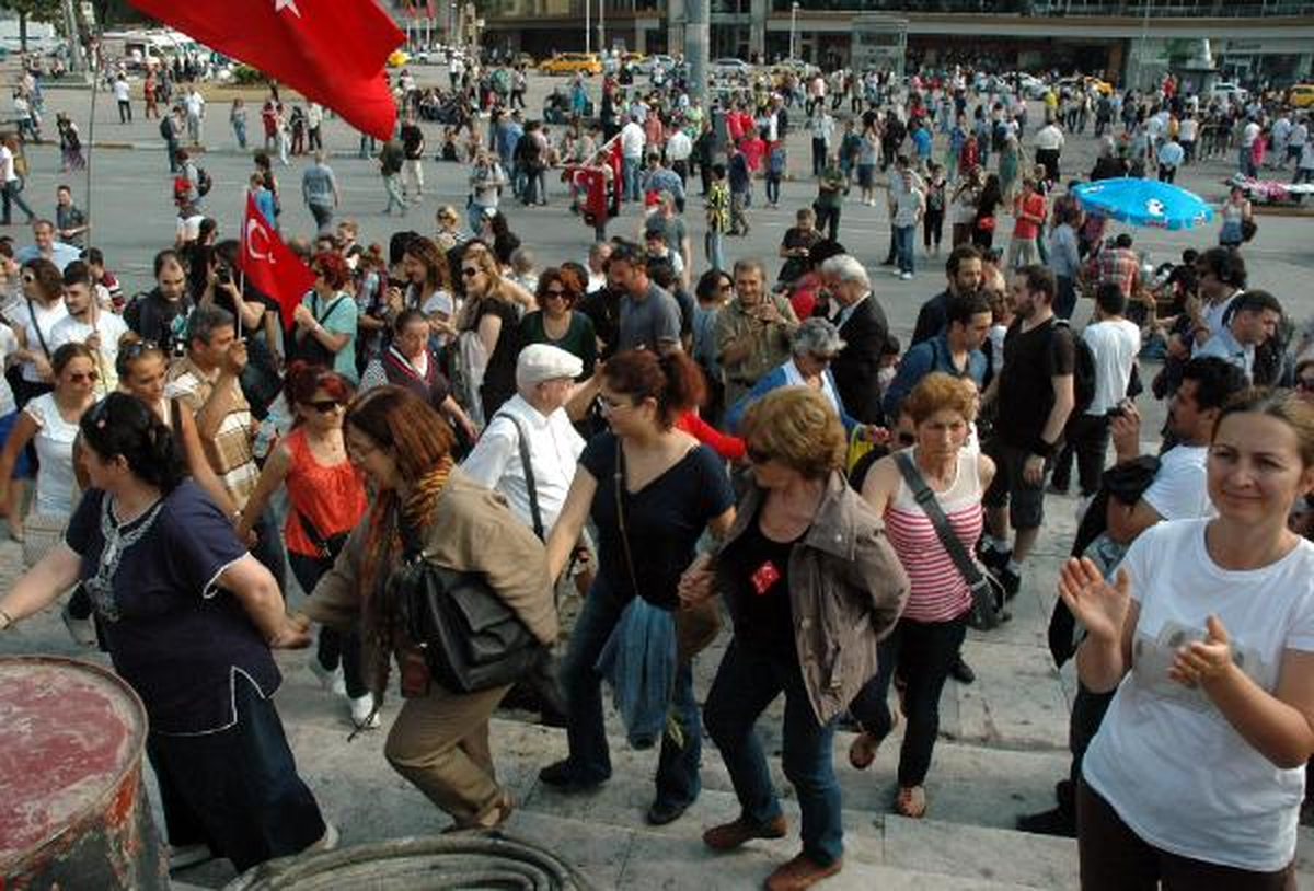 Gezi Parkı Anneleri İnsan Zinciri Oluşturdu