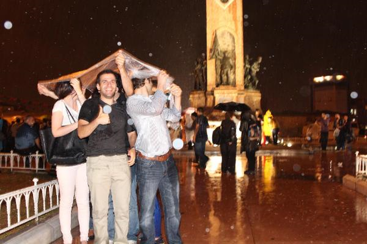 Gezi Parkı Eylemcileri Sağanak Yağmura Aldırış Etmedi