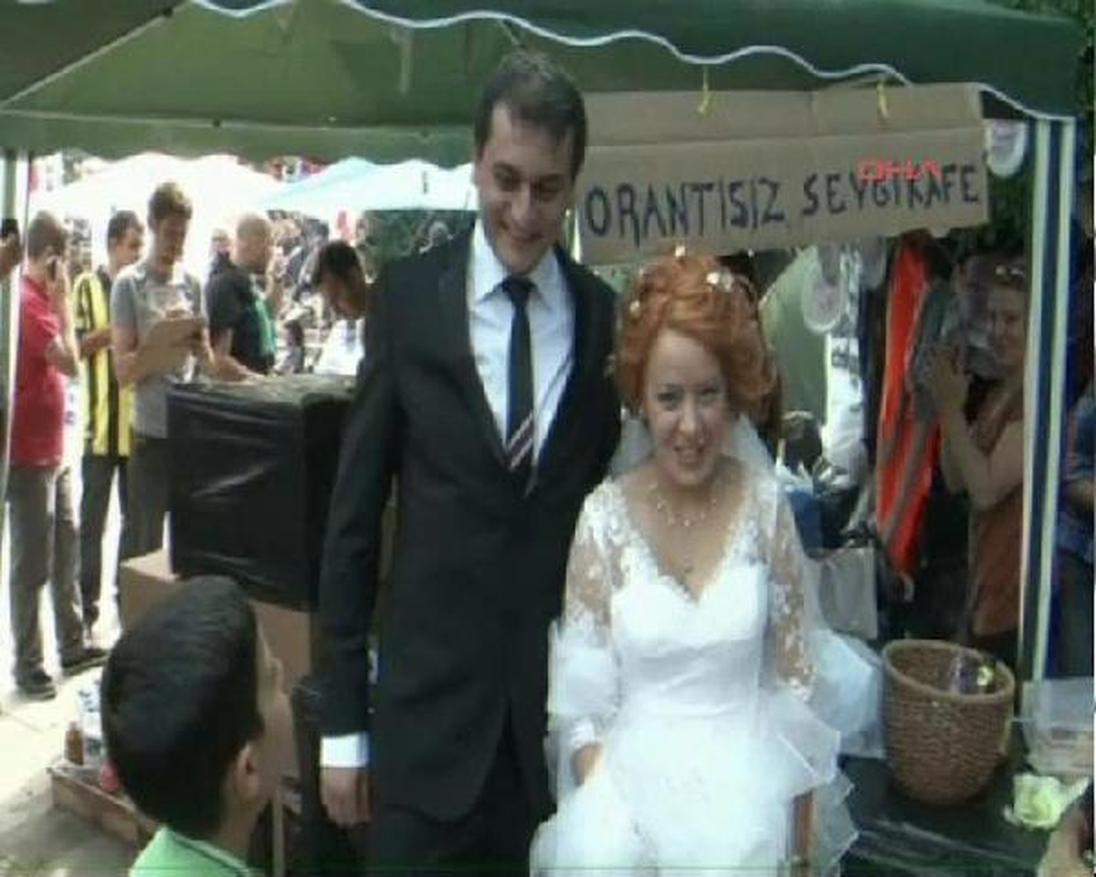 Gezi Parkı\'na Gelin-Damat Ziyareti