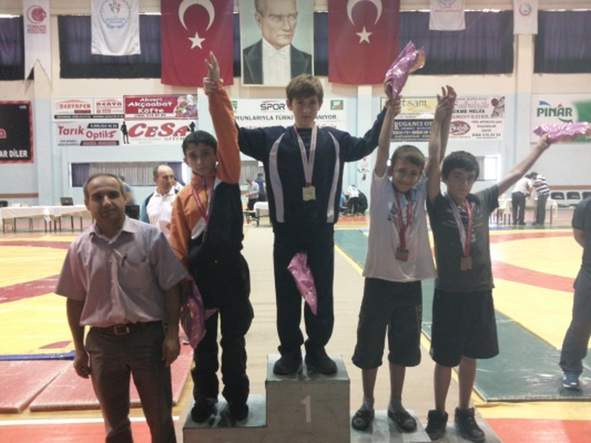 Güreşte İnegöl Belediyespor\'dan 2 Türkiye 3.\'SÜ
