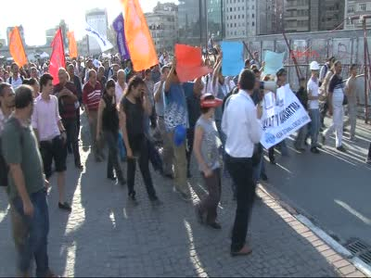 Hayat TV\'nin Kapatılması Protesto Edildi