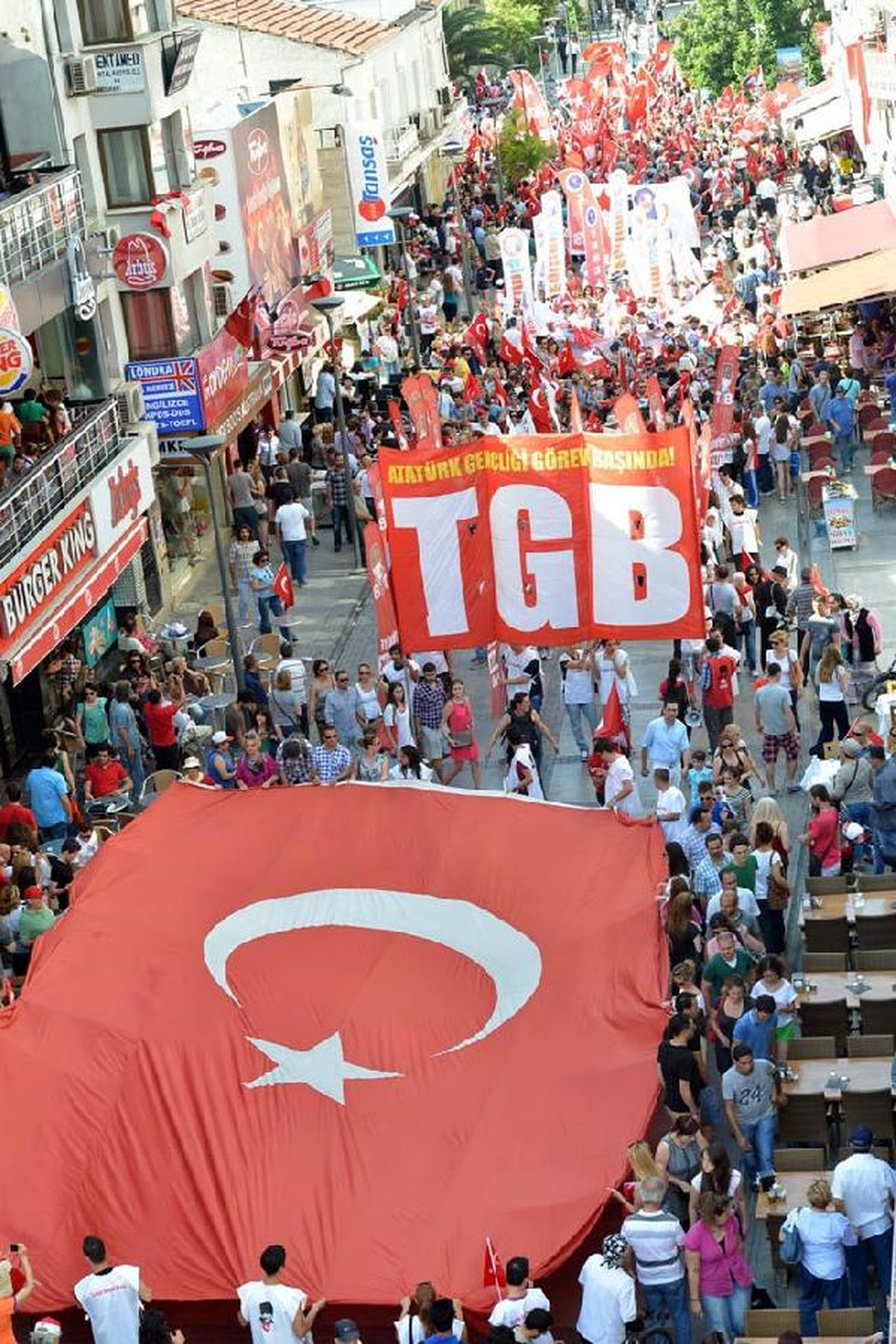 İzmir\'de Coşkulu Bayrak Mitingi