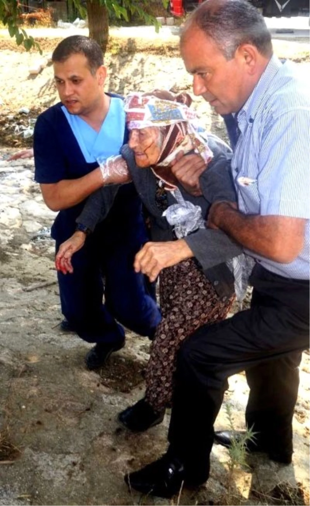 Kanala Düşen Yaşlı Kadın Yaralandı