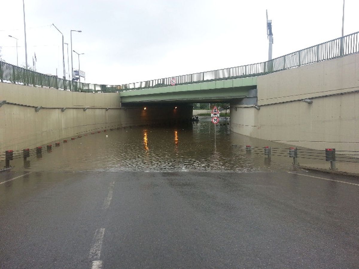Kartal\'da Köprü Altını Su Bastı