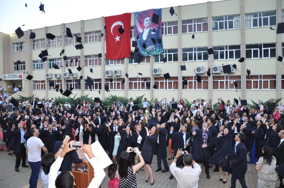 Kozan Meslek Yüksek Okulunda Mezuniyet Coşkusu