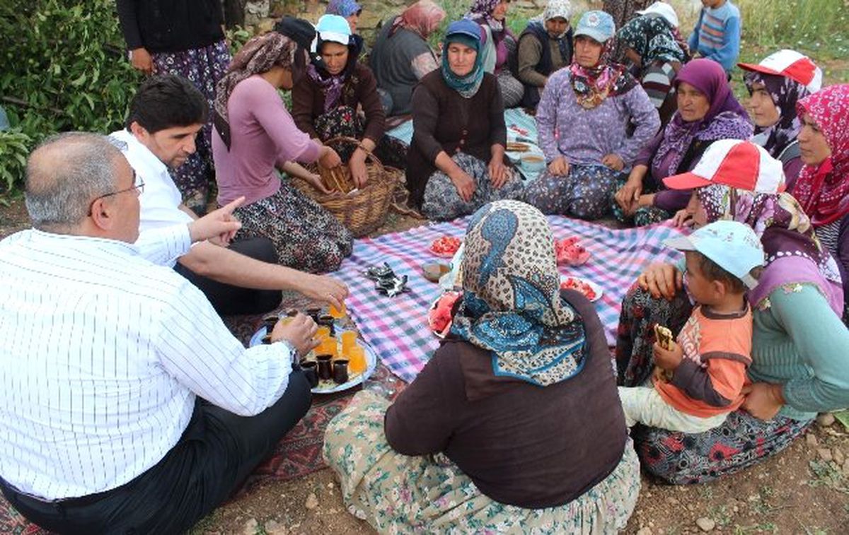 Milletvekili Kadın İşçilerle Tarlada Çapa Yaptı